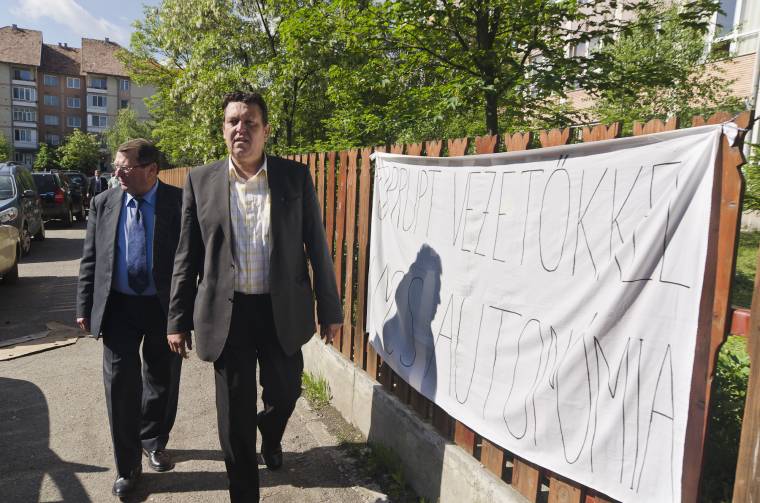 Egyszemélyes, névtelen tüntetés az RMDSZ kongresszusa előtt