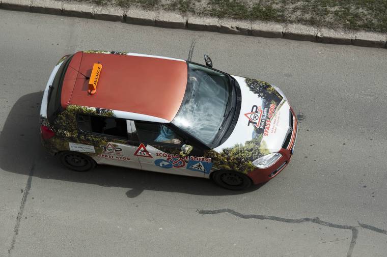 Jelentős terheket rónak a sofőriskolákra és a robogósokra