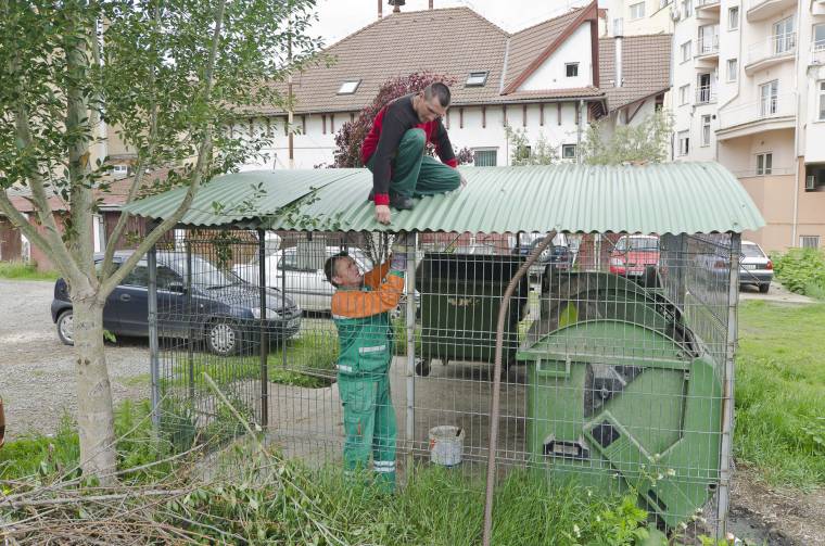 Bontják a hulladékgyűjtőket, késsel fenyegetőztek a guberálók