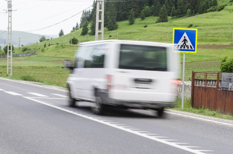 Több mint száz közlekedési táblát loptak