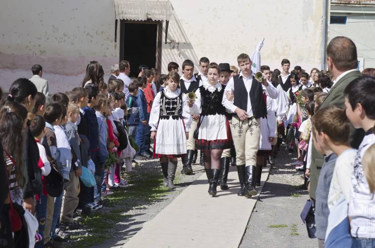 Ballagó diákok, búcsúzó igazgató Csíkszentmártonban