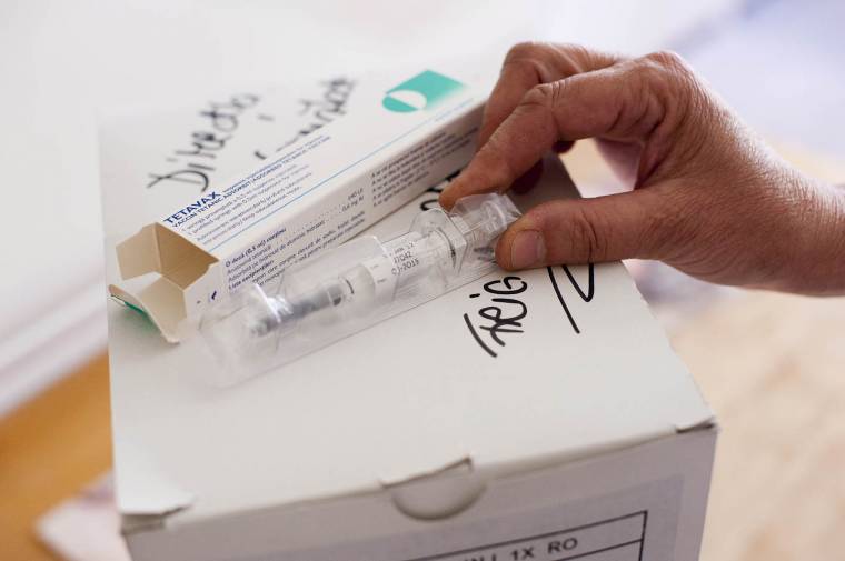 Két oltóanyag-szállítmányt függesztettek fel