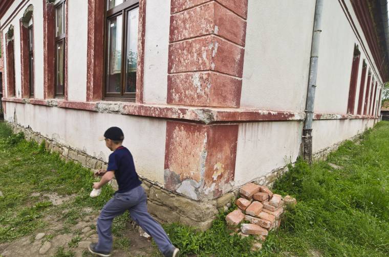 Omladozó falú iskolát is láttak