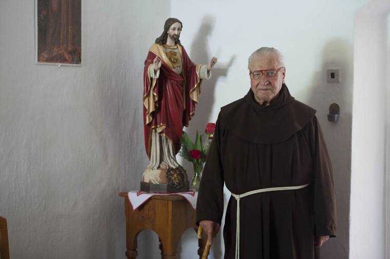 József atya, aki Istennel él