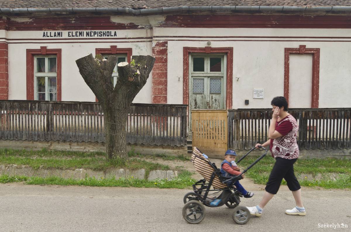 Hargita megyében jellemzően már csak a bontásra szoruló régi iskolaépületek állnak üresen. Illusztráció •  Fotó: Veres Nándor