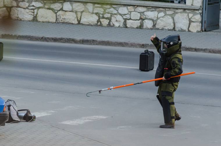 Gyanús bőrönd miatt csaknem egy óráig dugóban voltak az autósok