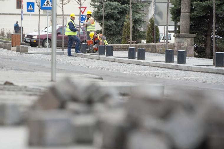 Áthelyezik a parkolásgátló oszlopokat