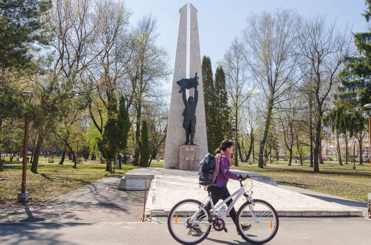 Zászlók a katonaszobornál