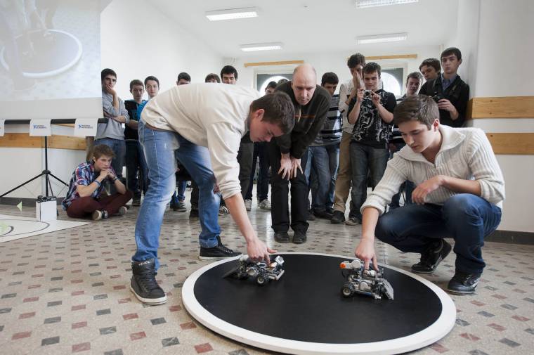 Robotprogramozó csapatok versenyeztek