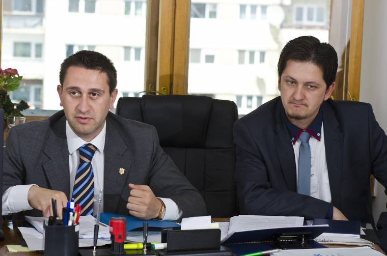 Román bemutatkozás, magyar címkék