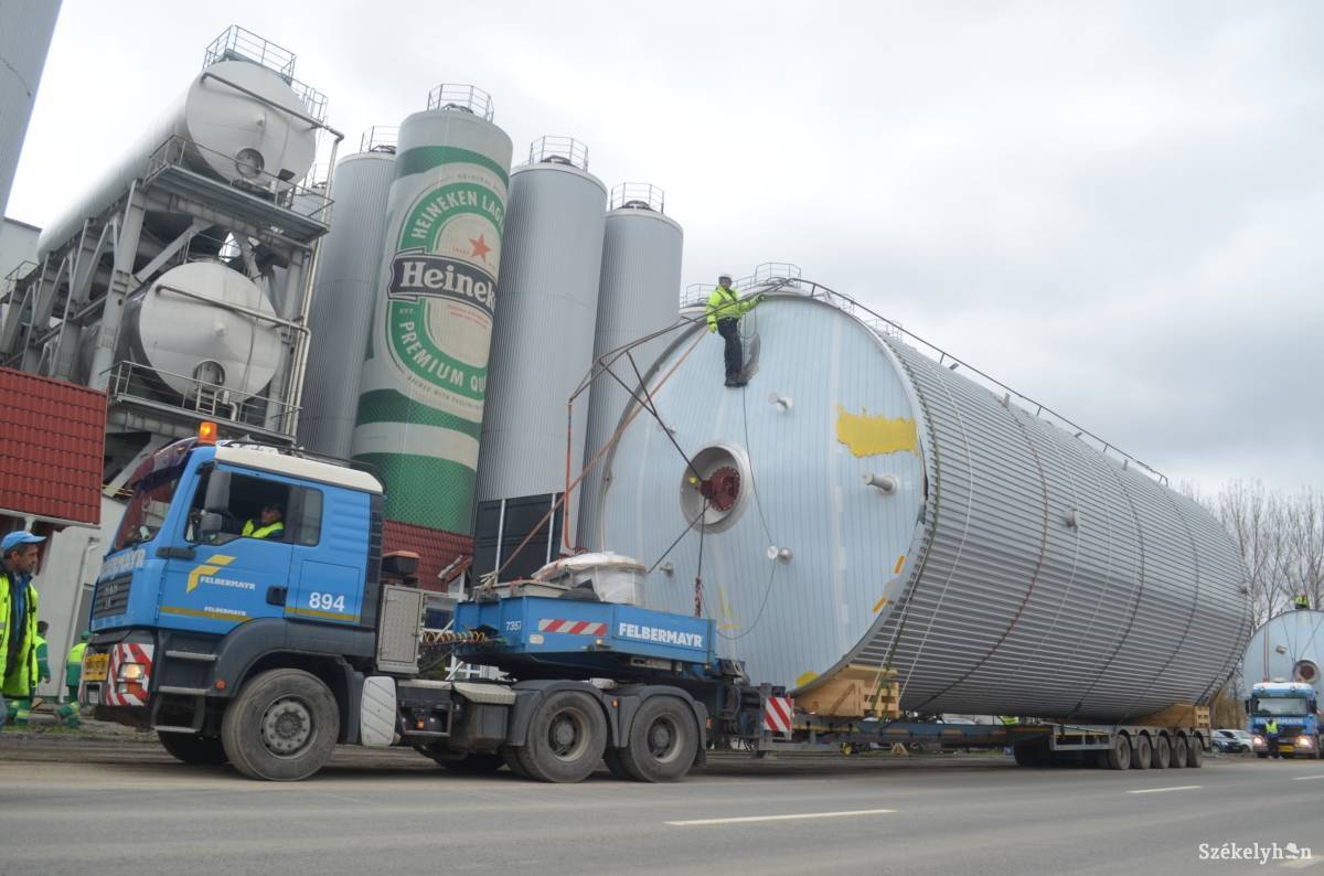 Évekkel ezelőtt újabb óriás-erjesztőtartályokat hoztak a Heineken csíkszeredai munkapontjához. Nem hagyják veszni a befektetést. Archív •  Fotó: Iochom Zsolt