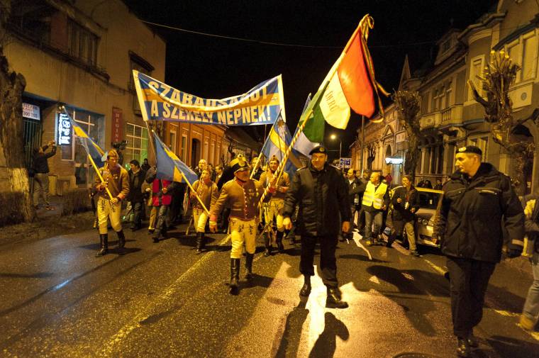 Az SZNT perel a felvonulásért