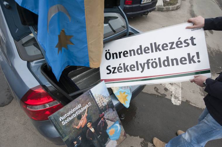 Autonómiatüntetésre készülődve