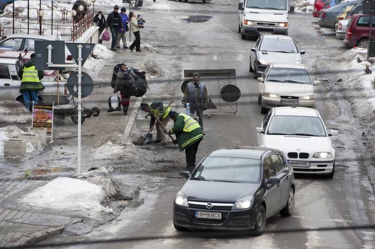Hidegaszfalt kerül a kátyúkba