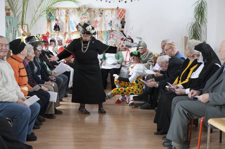 Farsangoltak az idősek klubjának tagjai