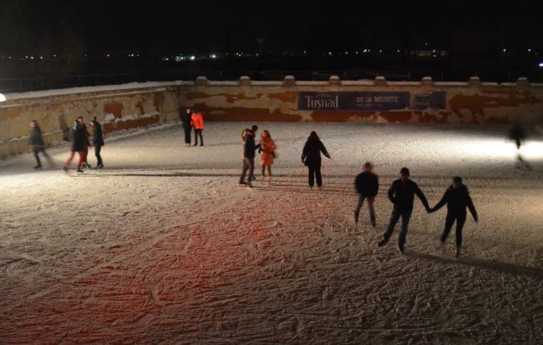 Szabadtéri jégbuli a medencében