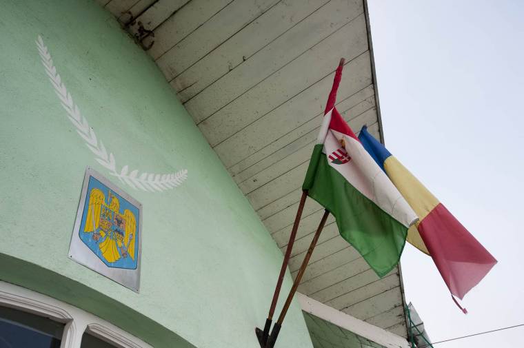 Helyén maradhat a nemzeti lobogó Madarason