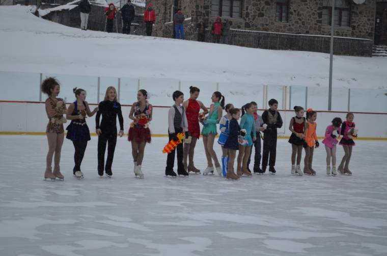 Ifjú műkorcsolyázók és öregfiúk a jégen