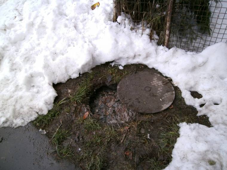 Eldugult csatornából a pincébe jut a szennyvíz