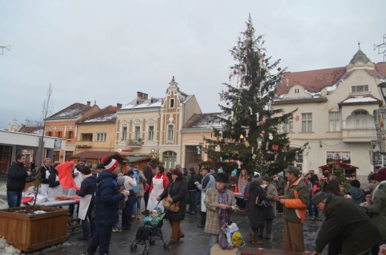 Adventi Szeretetmorzsa: teával, zsíros kenyérrel, zenével várják a csíkszeredaiakat