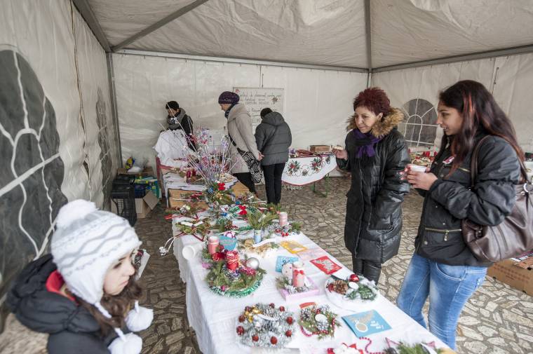 Dísztárgyakat árusítottak