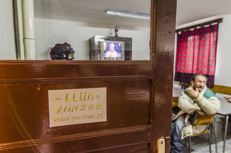 Az orvosi vizsgálatokat hiányolta egy éhes és szomorú hajléktalan