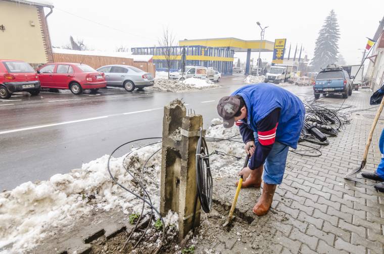 Kitört villanyoszlop akadályozta a forgalmat