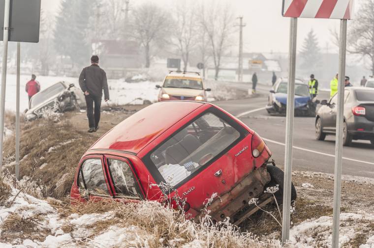 Két kanyar, tizenhat súlyos baleset