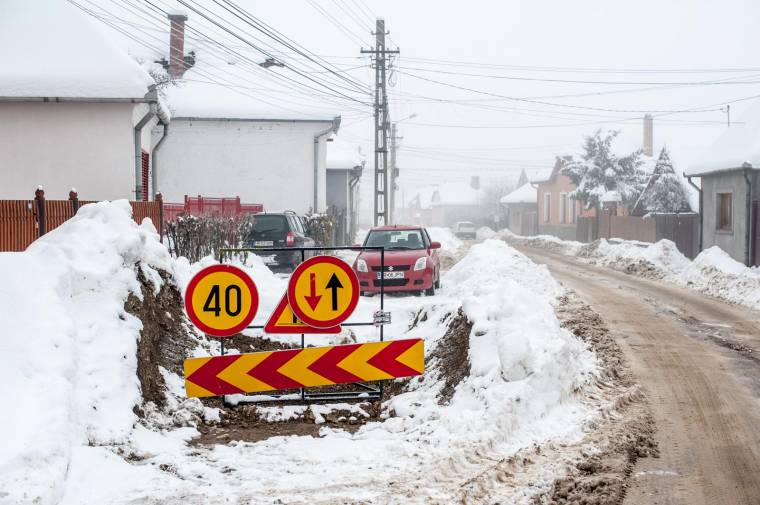 Félbemaradt csatornázás, nehéz hóeltakarítás Csíkzsögödben