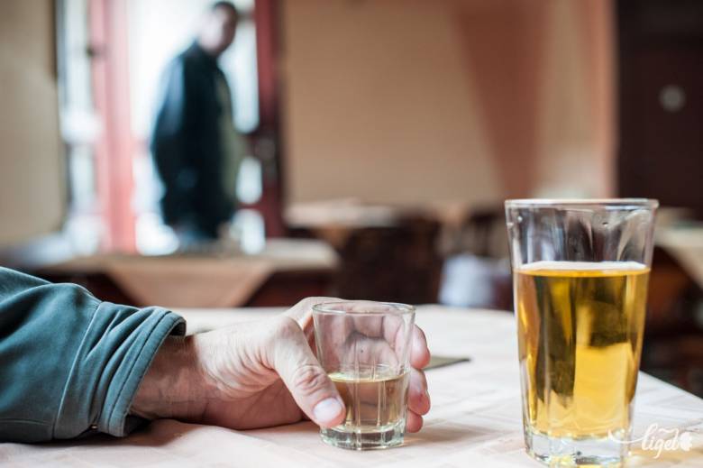 A társadalom tagjaiban jobban tudatosulnia kellene, hogy pontosan mit is követnek el, amikor a sokadik italt akarják éppen beleerőszakolni a másikba •  Fotó: Kristó Róbert