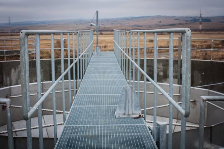 Egy zsáknyi narancs miatt dugult el a szennyvízátemelő-állomás