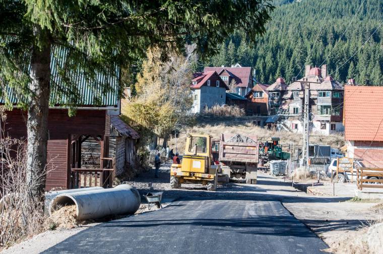 Aszfaltoznak Hargitafürdő utcáin