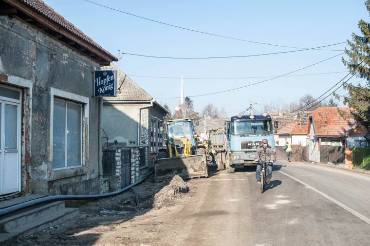 Egy évtizede külön utakon