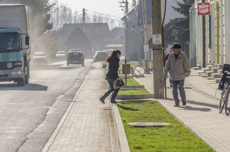 Aszfaltút és modern közvilágítási rendszer lesz több csíki községben