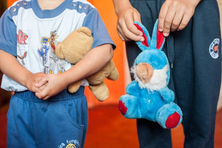 Csaknem 13 ezer romániai gyerek mindkét szülője dolgozik külföldön, többségüket a rokonok gondjaira bízták