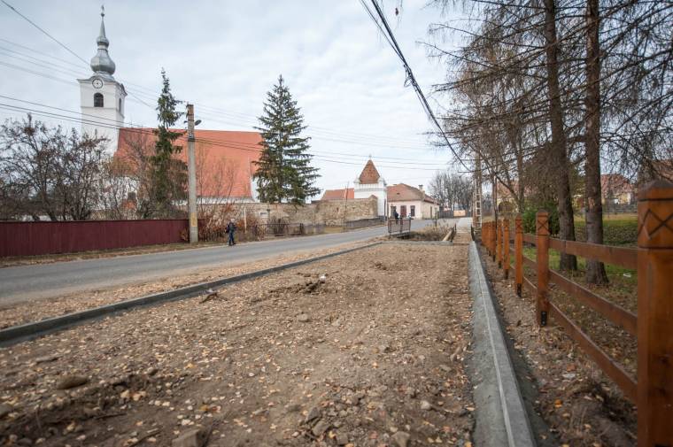 Parkolót térköveznek Csíkbánkfalván