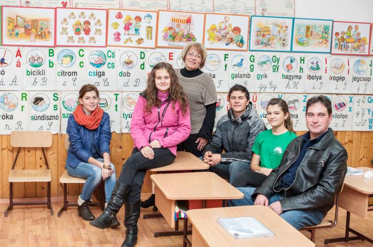 Táncolnak és „színdarabolnak” Vacsárcsiban a fiatalok