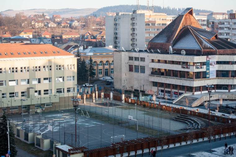 Döntöttek: összekapcsolják a két épületet