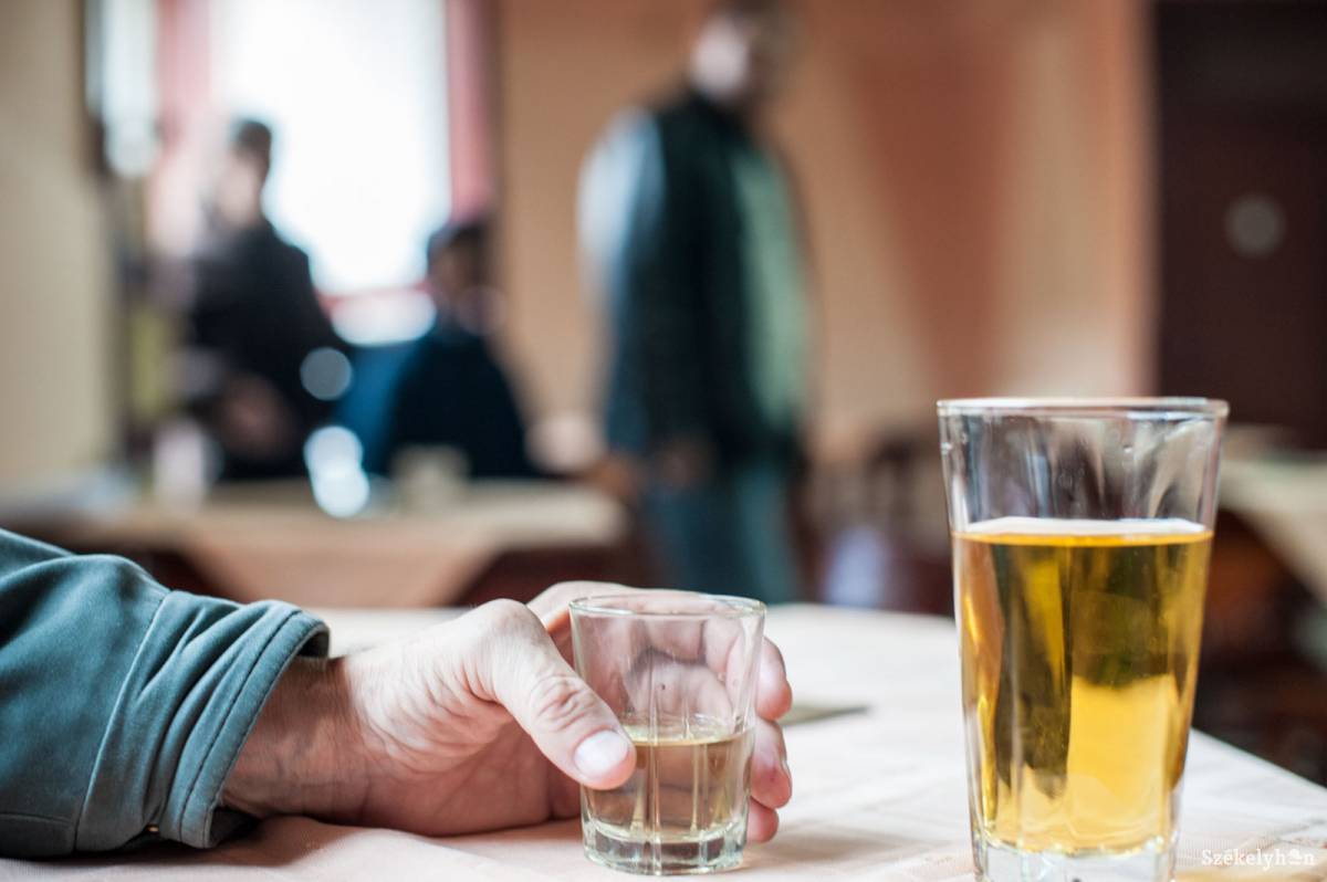Nincs mire koccintani. Az alkohol bármilyen mértékben káros az egészségre •  Fotó: Kristó Róbert