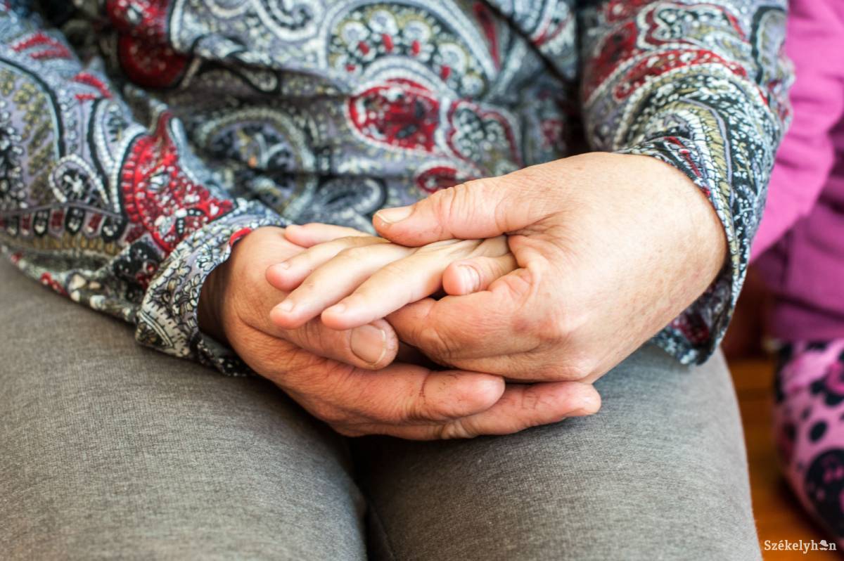 Nehézséget okoz a maximális korkülönbségre vonatkozó kritériumok betartása: a nevelőszülők nagy része 50 fölötti, a rendszerbe bekerülő gyermekek pedig általában kicsik •  Fotó: Kristó Róbert