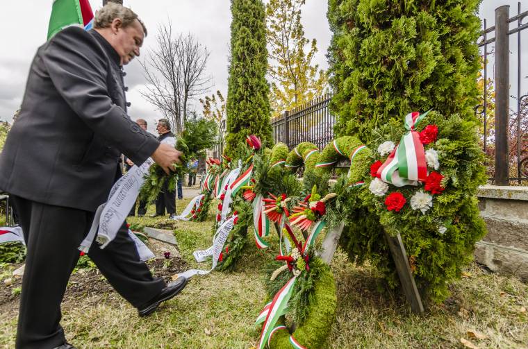 Főhajtás a forradalmárok emléke előtt