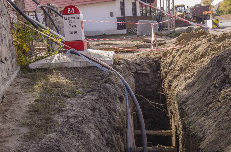 Késésben a csicsói hálózatépítés