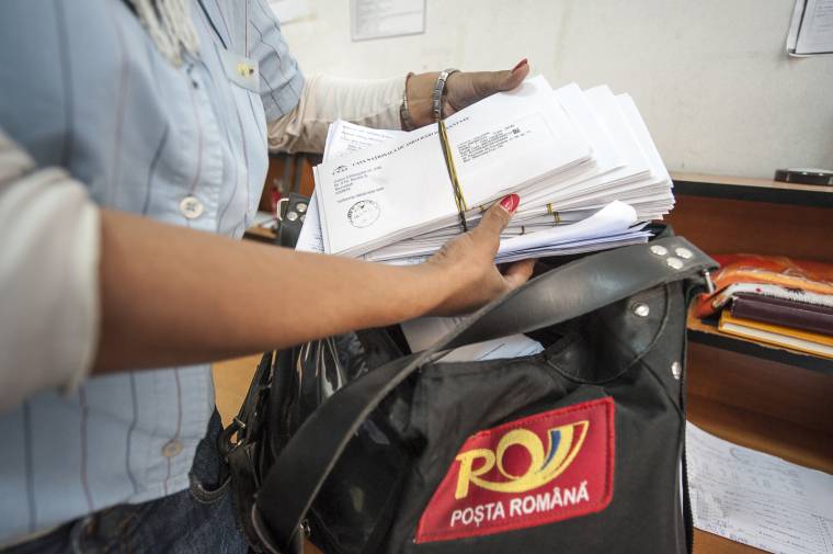 Fizetésemelést, pihenőszabadságot, túlórák utáni pótlékot kérnek a postások