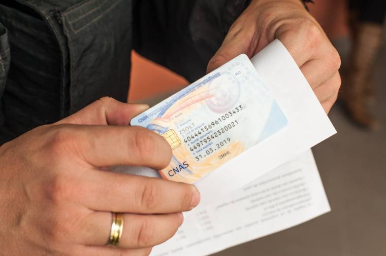 124 ezer egészségügyi kártyát vett át a posta