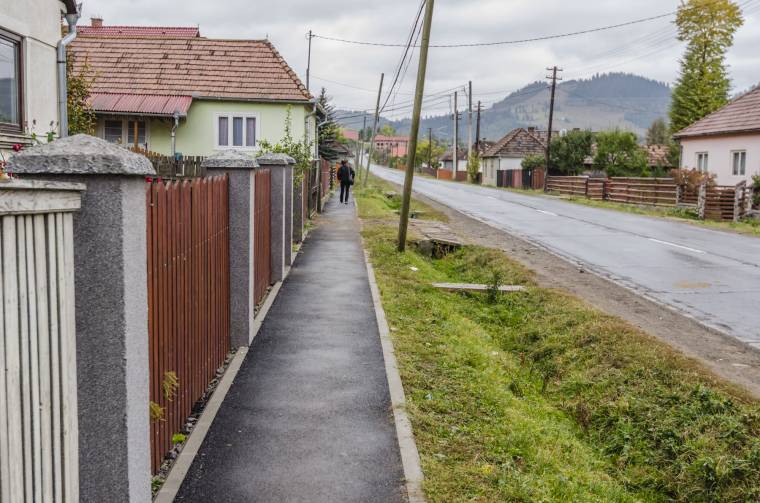 Részenként épülő gyimesközéploki járda