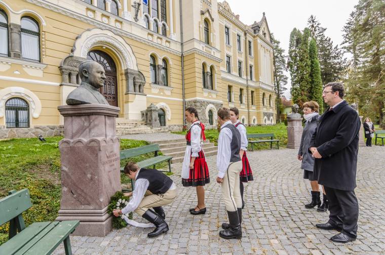 A tisztelet koszorúit helyezték el az iskolaépítő püspök szobránál