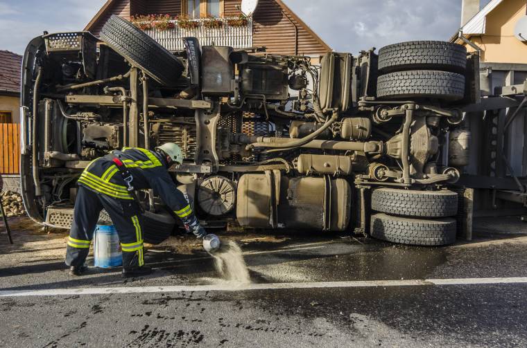 Folyékony marószódát szállító jármű borult fel