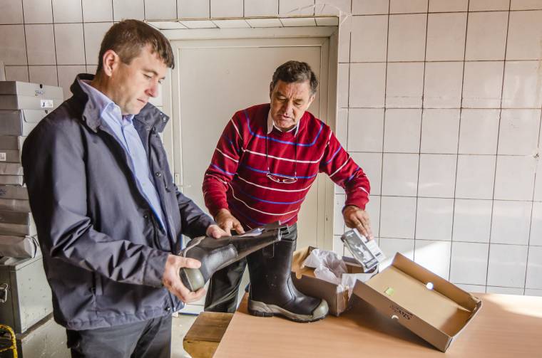 Tűzálló csizmák a kászoni önkénteseknek