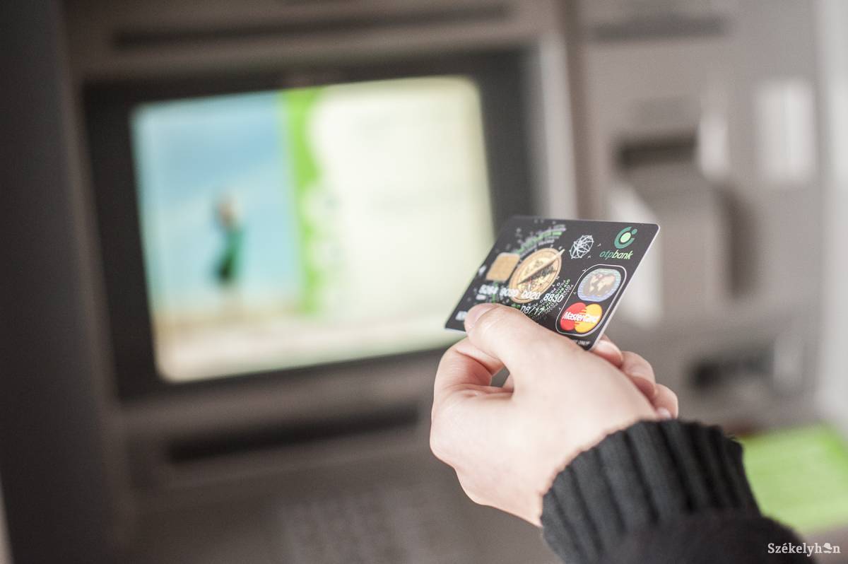 A támogatás összege gyorsan, egyszerűen és díjmentesen felvehető bármelyik belföldi bankautomatából, de bankkártyás fizetéssel is felhasználható •  Fotó: Kristó Róbert
