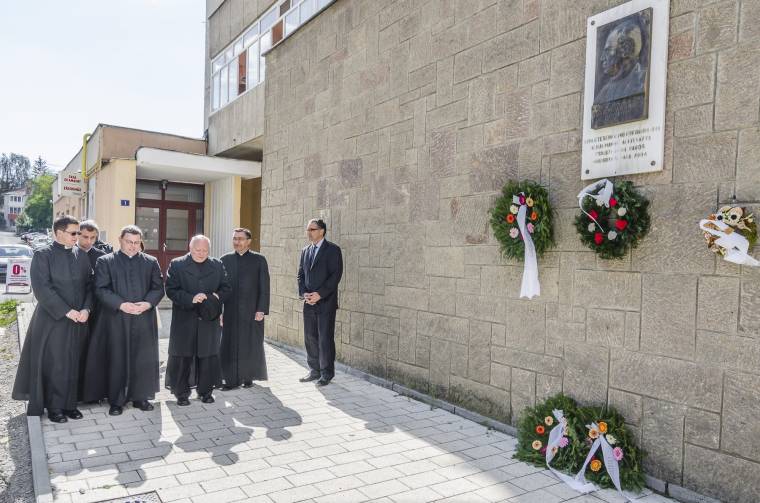 Keresztényi példát állított